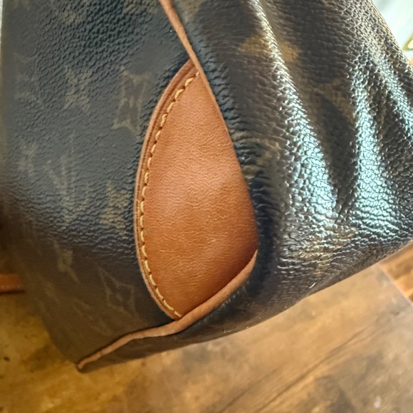 Louis Vuitton Crossbody Trocadero 30 - Picture 8 of 16